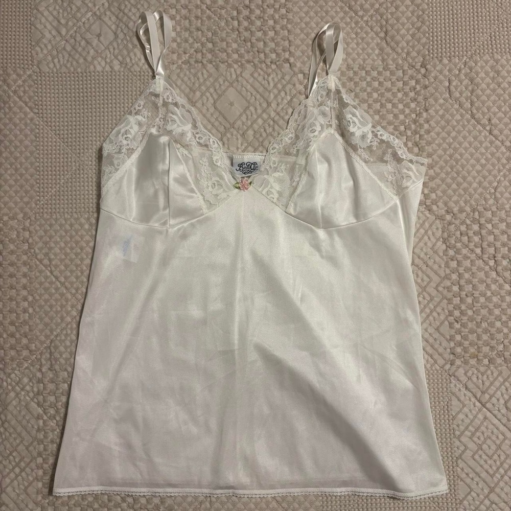90s White Cami Top w/ Lace trim White & pink flower detail